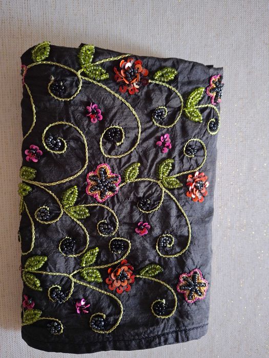 100 % silk Czarny jedwabny biżuteryjny szal apaszka haftowany