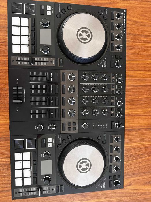 Traktor S4 MK3 DJ Controller + flight case