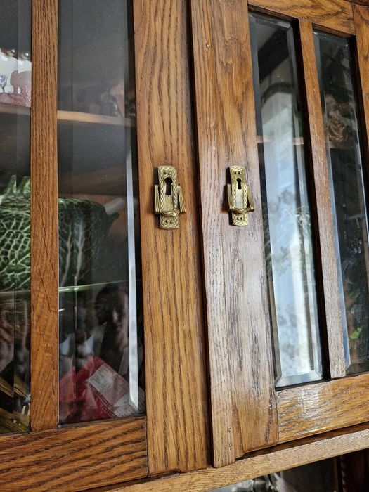 Старовинний креденс із мармуровою вставкою