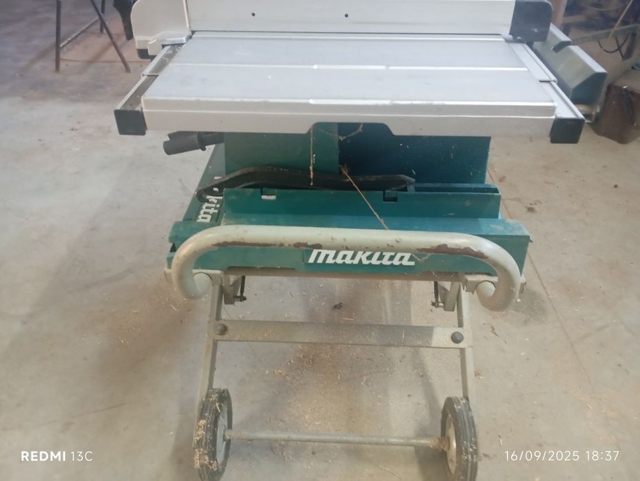 Serra makita com cavalete