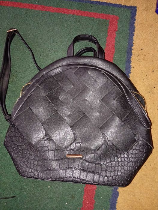 Mochila de Mão e Costas – Sofisticação Urbana em Preto