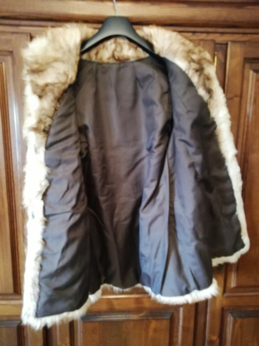 Vendo  casaco  em pele de lobo.