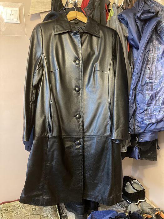 Продаю шкіряний жіночий плащ. Новий.