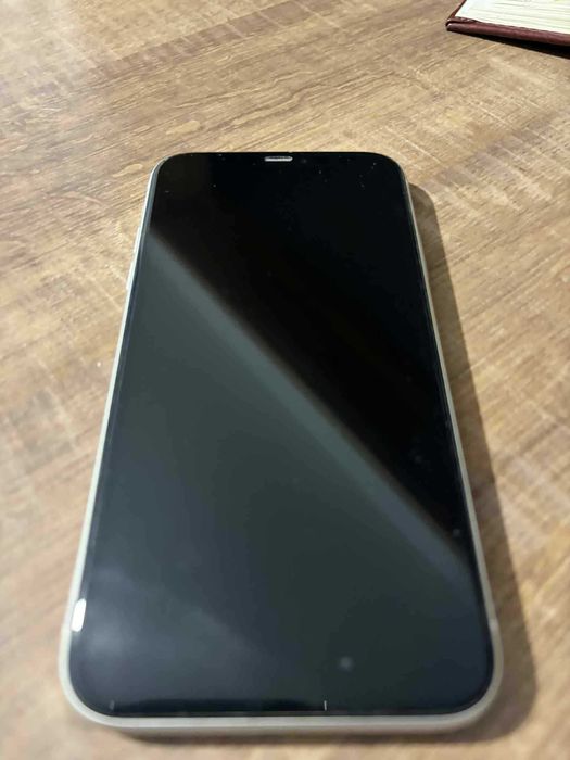 iPhone 11 wraz z oryginalnym kablem do ładowania