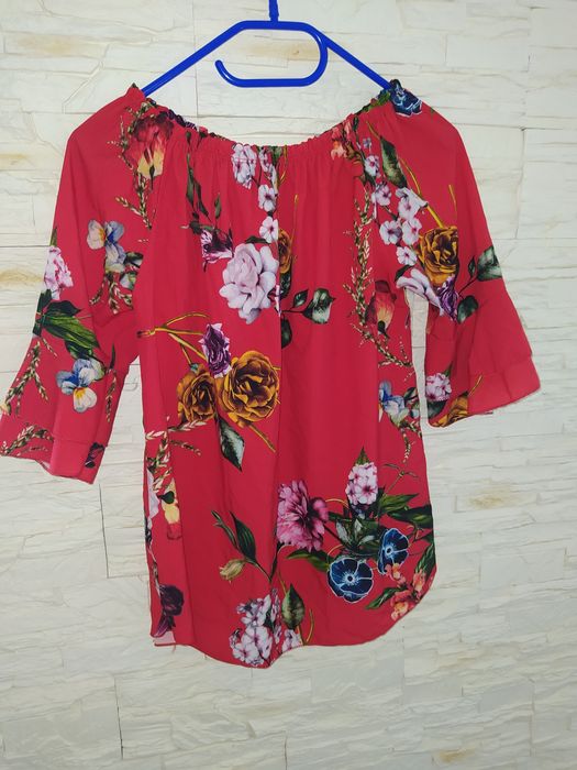 Czerwona bluzka w kwiaty 38