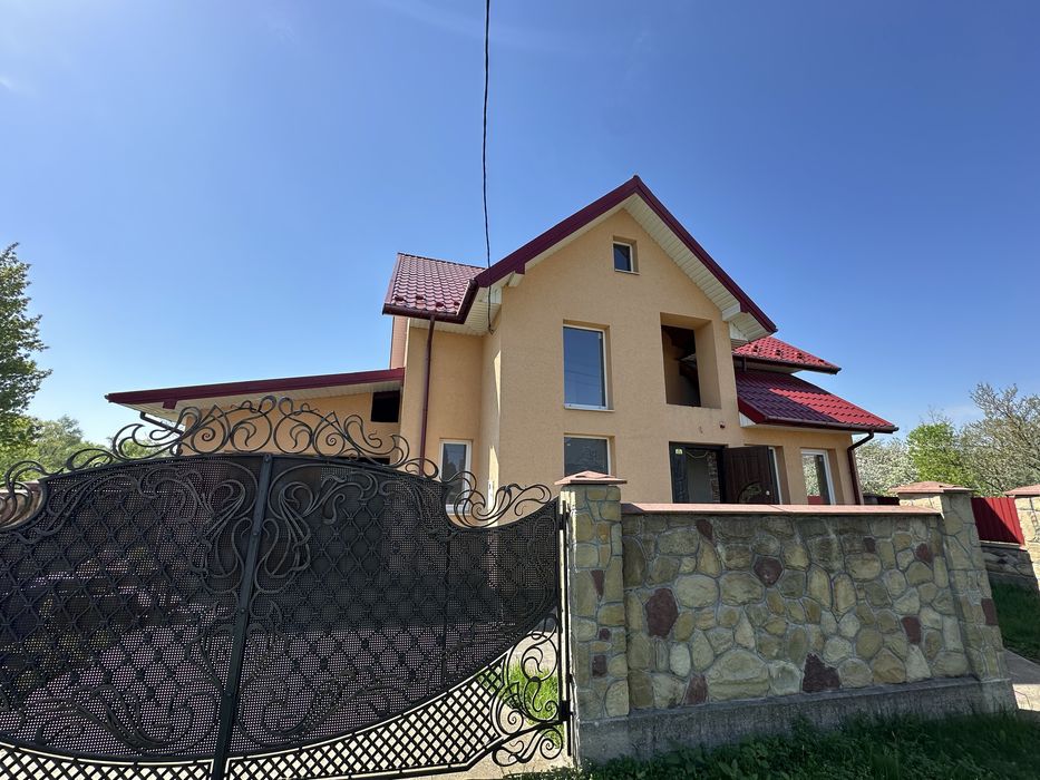 Продам особняк вул. Коновальця з балконами та гаражем площа 170м2