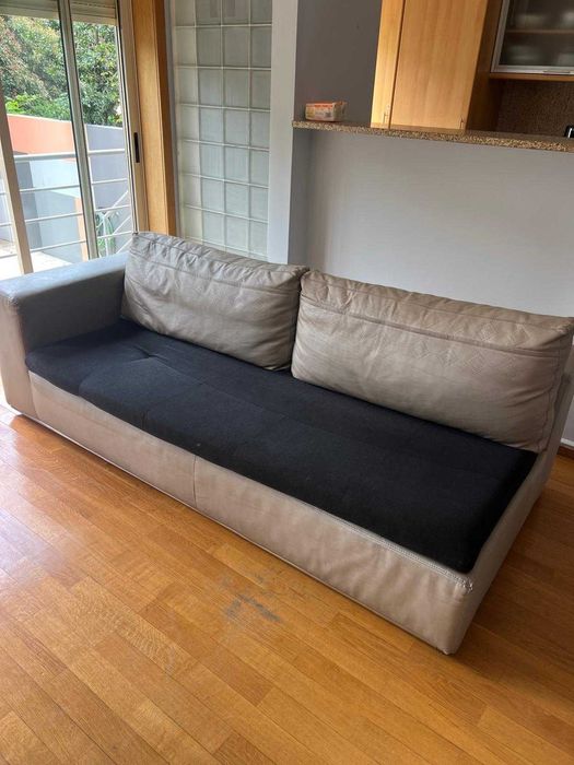 Vende-se Sofá usado, em bom estado, à venda por um preço baixo para libertar espaço.