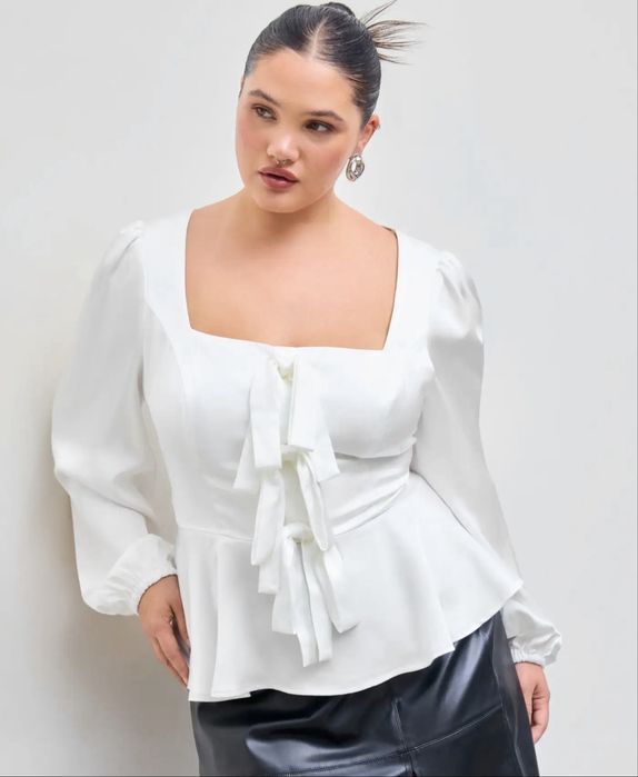 Біла атласна блузка