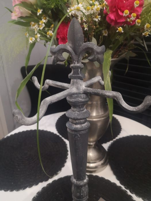 Przepiękny żeliwny stojak na wieniec