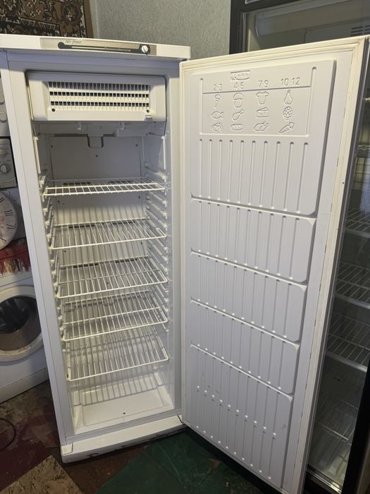 Продам морозильну камеру Indesit суха заморозка Nofrost