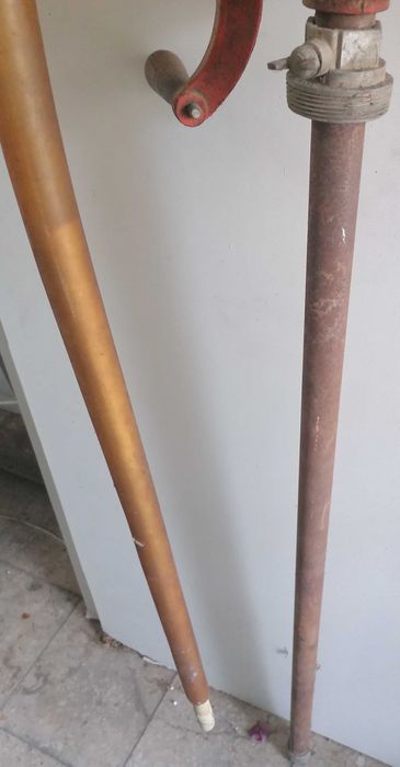 Bomba combustível de bidão, muito antiga