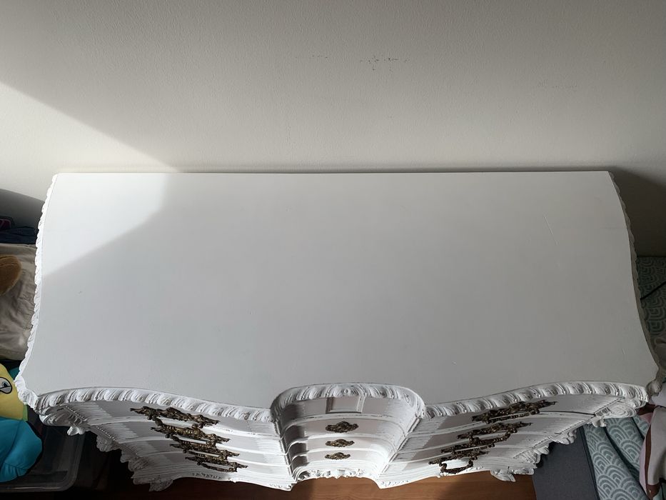 Cômoda em madeira maciça (pintada em branco envelhecido)