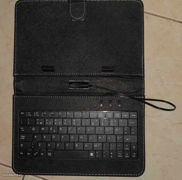 Capa universal 7", com teclado com entrada micro usb "nova"
