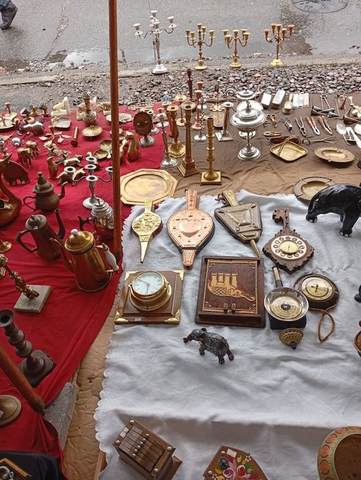 Різні латунні і бронзові речі.