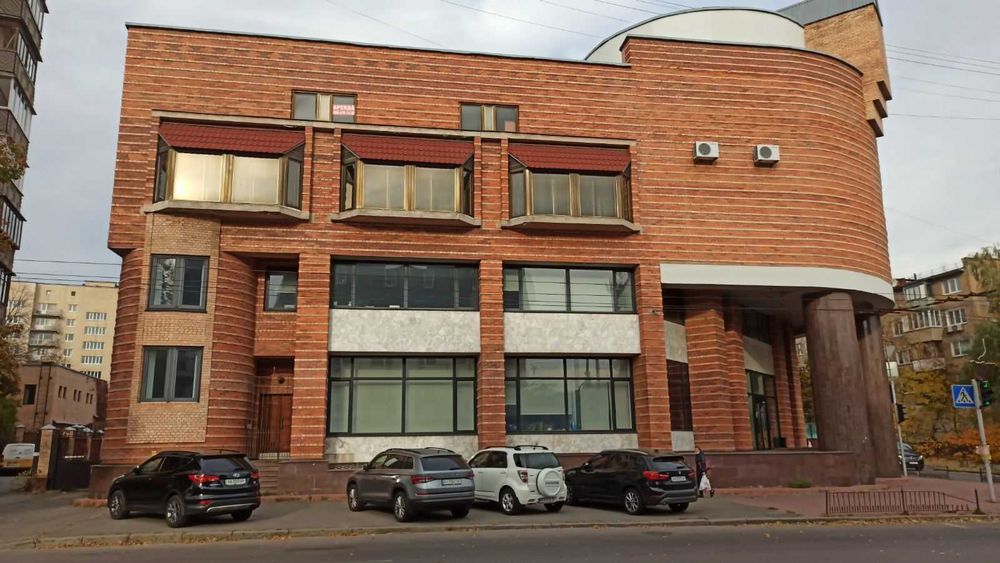 Оренда окремого нежитловго (офісного) приміщення 775 м.кв., Ризька,12