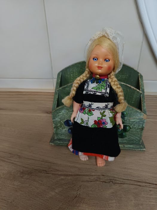 Boneca vintage. Traje típico.