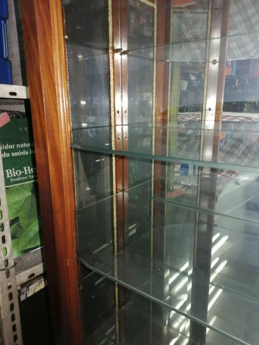 vitrine em madeira maciça e vidro