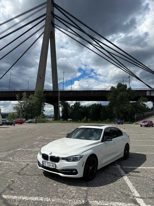 Продаю BMW 330e 2017р