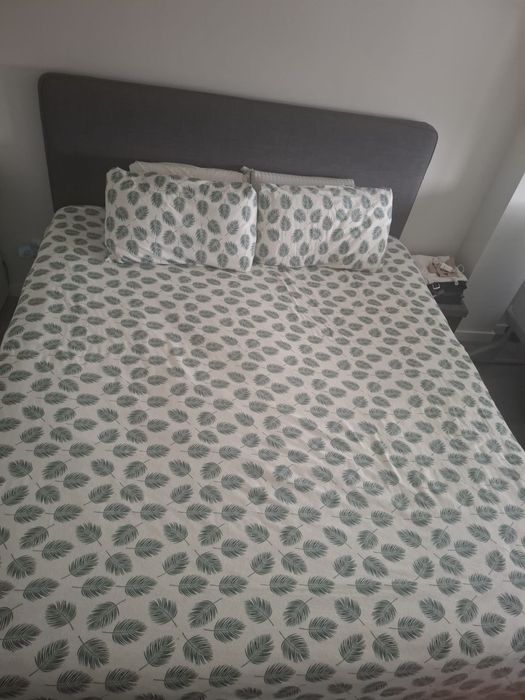 Cama de casal (com colchão higienizado).