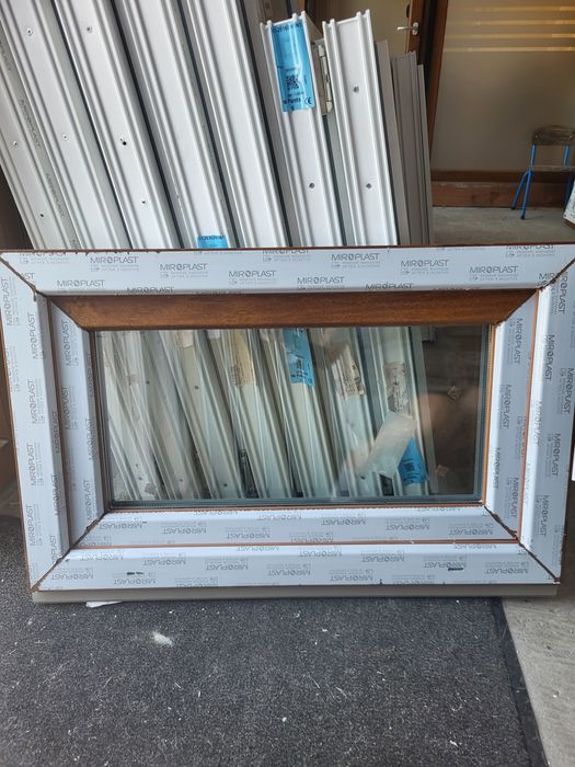 Okno PCV RU 85x55 złoty dąb/antracyt trzyszybowe