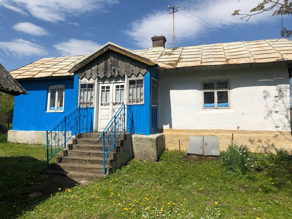 Приватний будинок з присадибною ділянкою