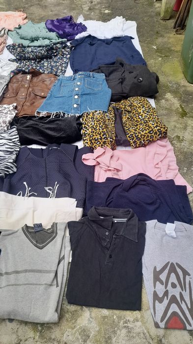 Lote de roupa, calçado e malas.