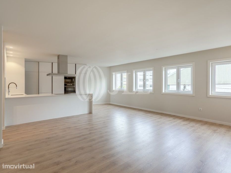 Apartamento T4 com varanda e garagem nas Antas Porto