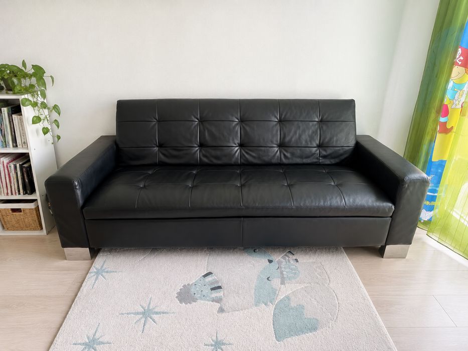 Sofá-cama preto moderno em bom estado