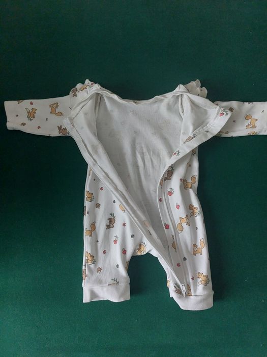 Biały pajacyk z falbankami