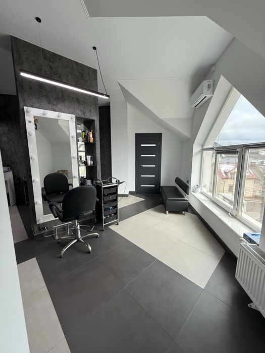 Продаж салону краси у Мостиськах