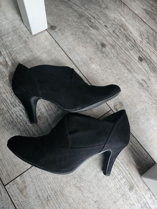 Czarne botki na obcasie