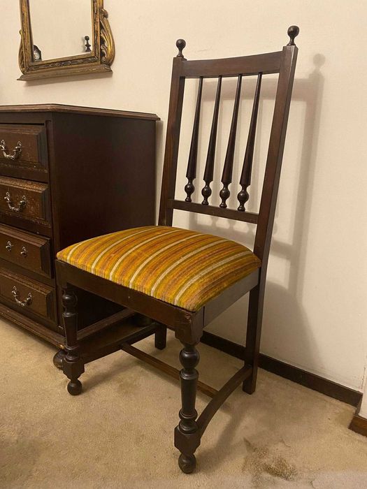 Mobília completa de quarto cama de casal, roupeiro, cómoda, e cadeiras