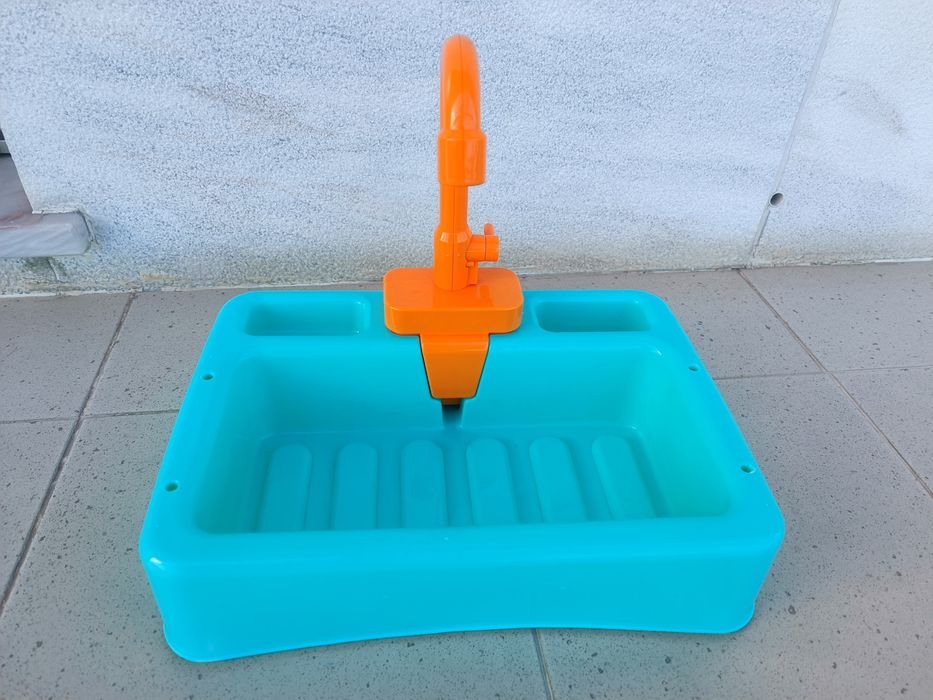 Brinquedo para lavar loiça com água