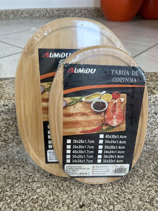 Tábua individual ou conjunto de madeira culinária nova