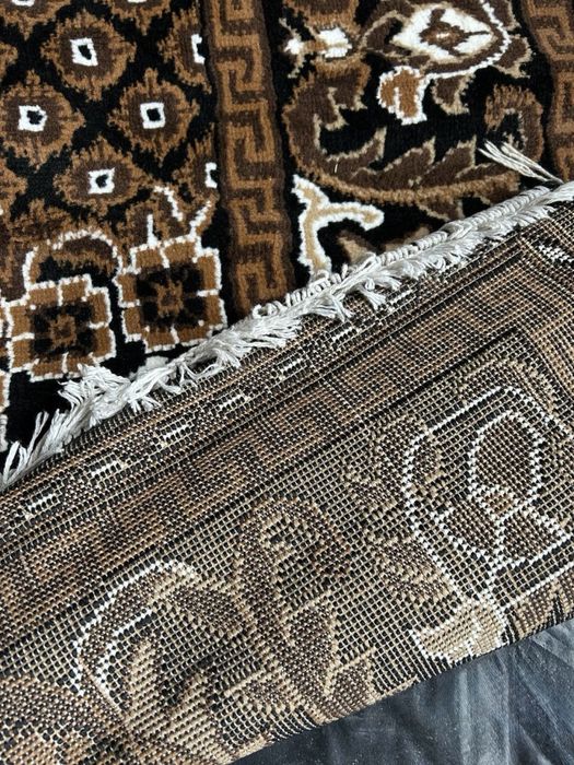 Великий килим 2.3 х 4.1 м в ідеальному стані, бежево-коричневий килим.