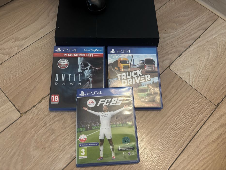 PlayStation 4 z padami,grami oraz ze stacja ladowania