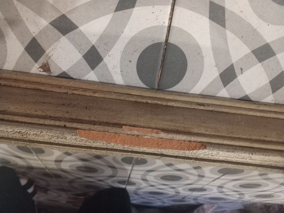 Espelho de madeira danificado