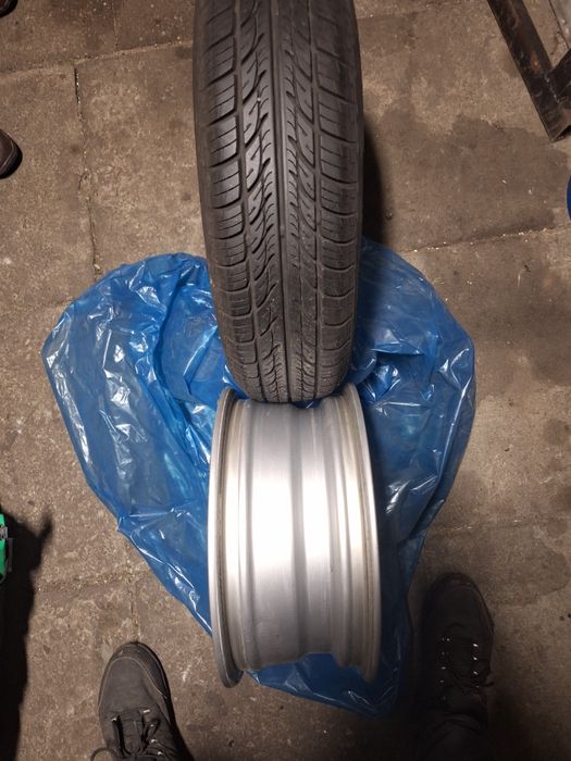 Alufelgi fiat 14 cali z nowymi oponami, wywazone.