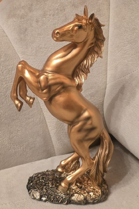 Piękna figurka kolekcjonerska ZŁOTY KOŃ Mustang Koń Arabski. Nowa.
