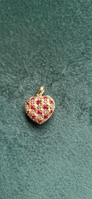 Złota zawieszka z rubinami i brylantami