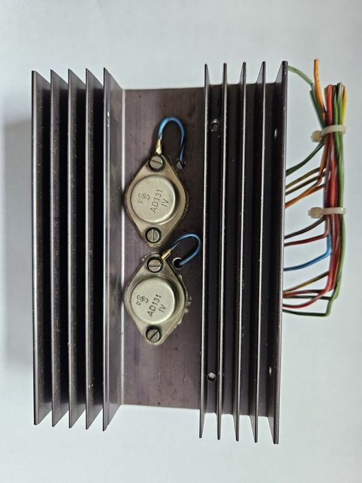 Radiator aluminiowy z 2 tranzystorami AD131 i mostkami prostowniczymi