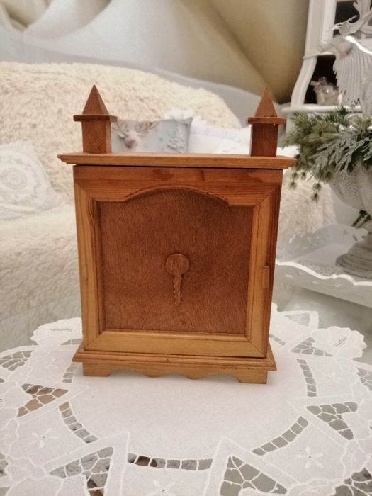Drewniana skrzyneczka na klucze