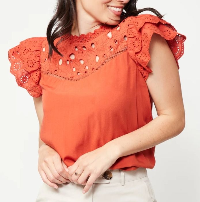 Peças vestuário feminino L=42 a estrear