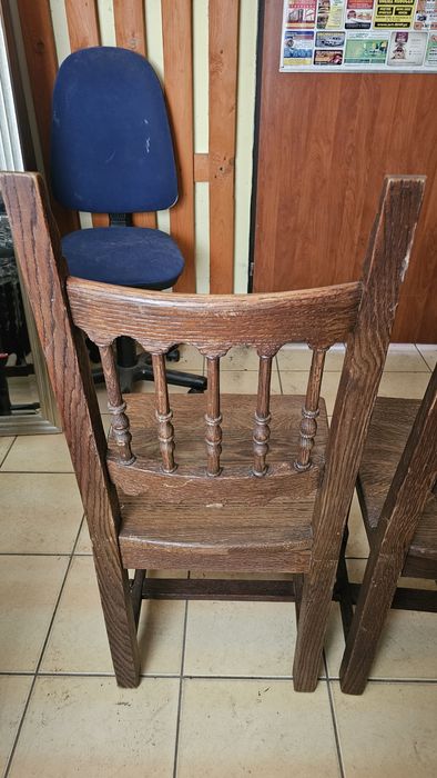 Krzesła dębowe ..