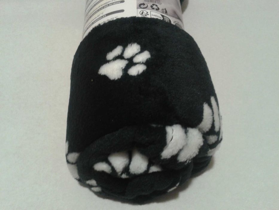 Koc KOCYK pled mata z polaru dla psa kota CZARNY wzór W ŁAPKI 70x100cm