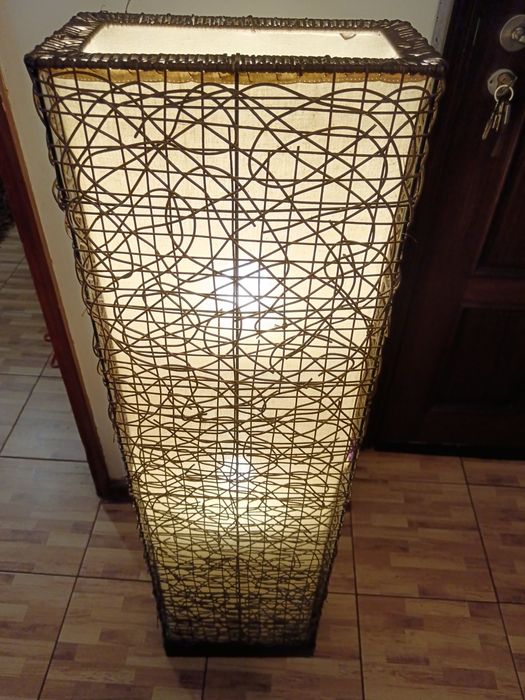 Candeeiro de pé moderno