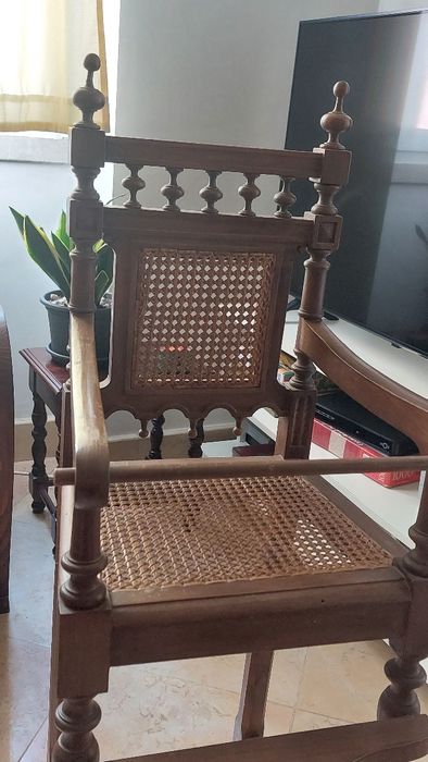 Cadeira alta de criança, em madeira, muitantiga,