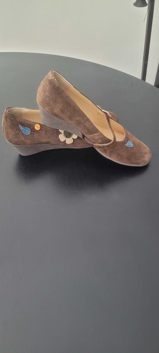 Sapatos castanhos com aplicação de flores