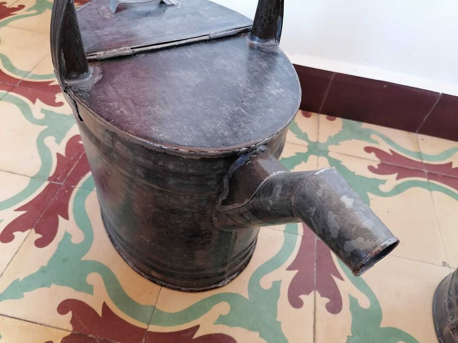 Regador antigo restaurado e reutilizável