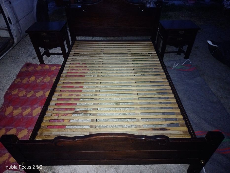 Mobilia de casal com cama colxao mesinhas e comoda